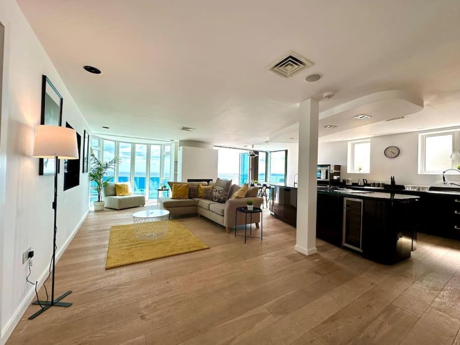 Stunning Panoramic Sea View Beach Location - Sleeps Up To 4 People - Free Parking - The Best Beach! - Great Location - Fast Wifi - Smart Tv - Newly Decorated - Sleeps Up To 4! Close To Bournemouth & Poole Town Centre & Sandbanks Esterno foto