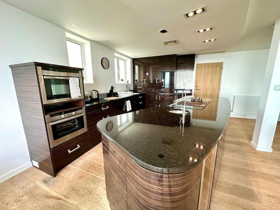 Stunning Panoramic Sea View Beach Location - Sleeps Up To 4 People - Free Parking - The Best Beach! - Great Location - Fast Wifi - Smart Tv - Newly Decorated - Sleeps Up To 4! Close To Bournemouth & Poole Town Centre & Sandbanks Esterno foto