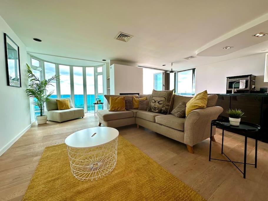 Stunning Panoramic Sea View Beach Location - Sleeps Up To 4 People - Free Parking - The Best Beach! - Great Location - Fast Wifi - Smart Tv - Newly Decorated - Sleeps Up To 4! Close To Bournemouth & Poole Town Centre & Sandbanks Esterno foto