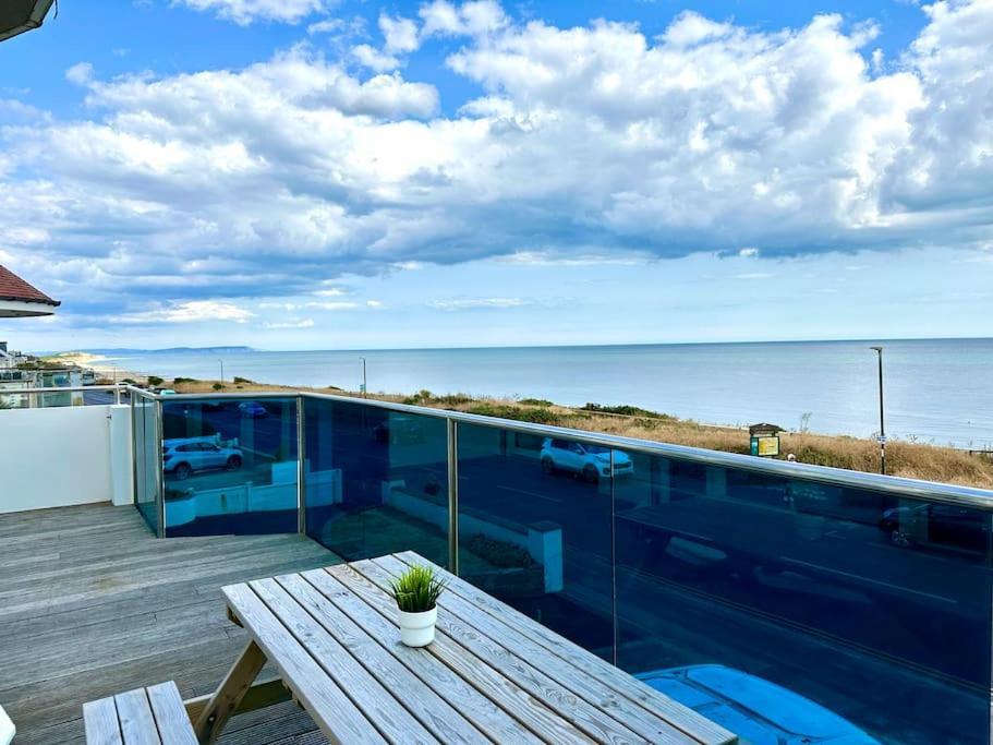 Stunning Panoramic Sea View Beach Location - Sleeps Up To 4 People - Free Parking - The Best Beach! - Great Location - Fast Wifi - Smart Tv - Newly Decorated - Sleeps Up To 4! Close To Bournemouth & Poole Town Centre & Sandbanks Esterno foto