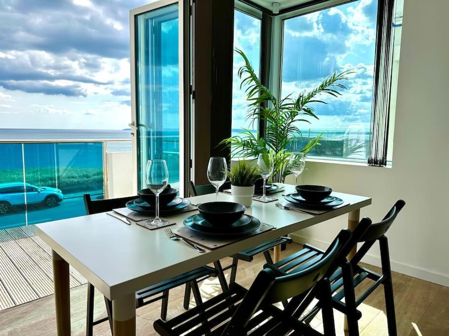 Stunning Panoramic Sea View Beach Location - Sleeps Up To 4 People - Free Parking - The Best Beach! - Great Location - Fast Wifi - Smart Tv - Newly Decorated - Sleeps Up To 4! Close To Bournemouth & Poole Town Centre & Sandbanks Esterno foto