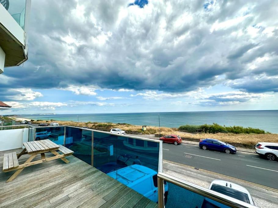 Stunning Panoramic Sea View Beach Location - Sleeps Up To 4 People - Free Parking - The Best Beach! - Great Location - Fast Wifi - Smart Tv - Newly Decorated - Sleeps Up To 4! Close To Bournemouth & Poole Town Centre & Sandbanks Esterno foto