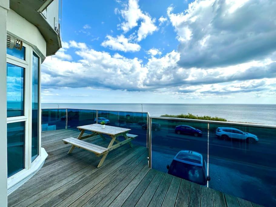 Stunning Panoramic Sea View Beach Location - Sleeps Up To 4 People - Free Parking - The Best Beach! - Great Location - Fast Wifi - Smart Tv - Newly Decorated - Sleeps Up To 4! Close To Bournemouth & Poole Town Centre & Sandbanks Esterno foto