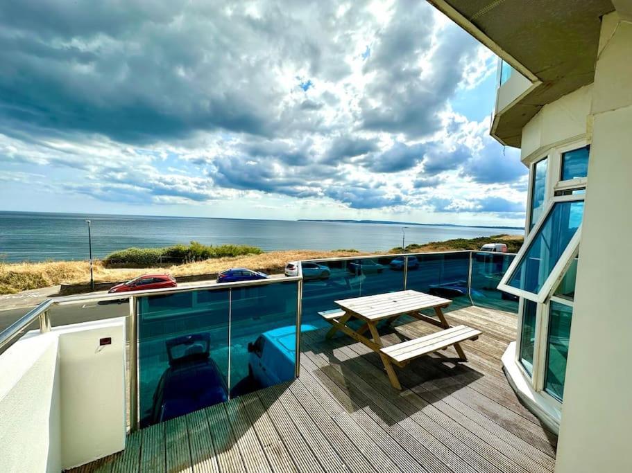 Stunning Panoramic Sea View Beach Location - Sleeps Up To 4 People - Free Parking - The Best Beach! - Great Location - Fast Wifi - Smart Tv - Newly Decorated - Sleeps Up To 4! Close To Bournemouth & Poole Town Centre & Sandbanks Esterno foto