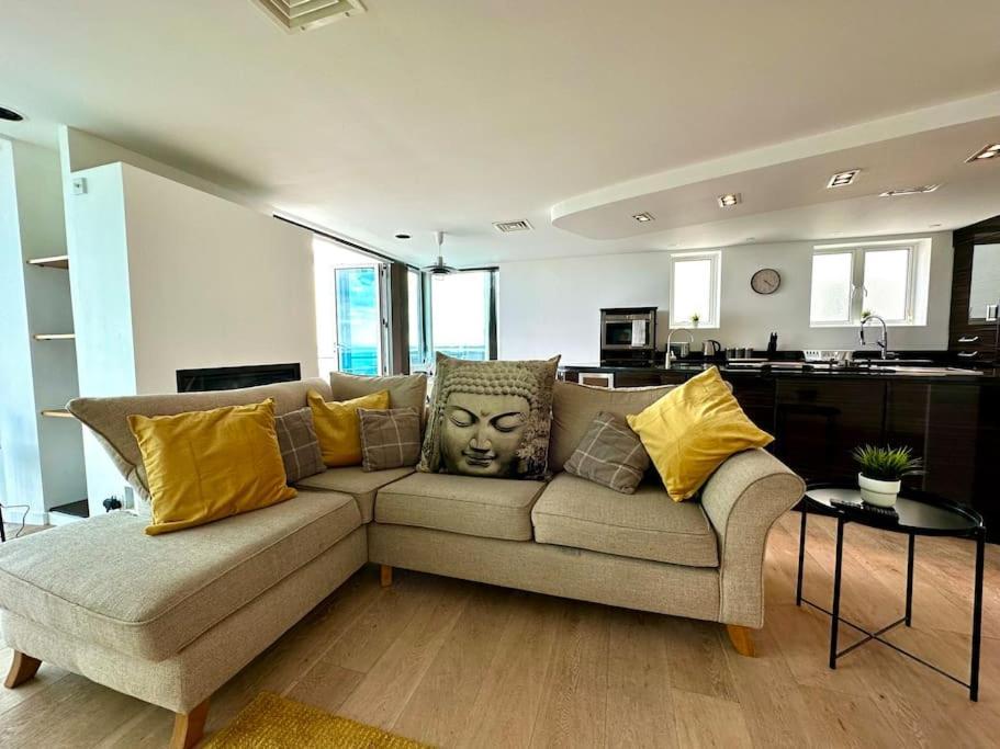 Stunning Panoramic Sea View Beach Location - Sleeps Up To 4 People - Free Parking - The Best Beach! - Great Location - Fast Wifi - Smart Tv - Newly Decorated - Sleeps Up To 4! Close To Bournemouth & Poole Town Centre & Sandbanks Esterno foto