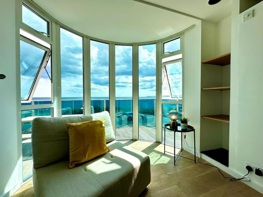 Stunning Panoramic Sea View Beach Location - Sleeps Up To 4 People - Free Parking - The Best Beach! - Great Location - Fast Wifi - Smart Tv - Newly Decorated - Sleeps Up To 4! Close To Bournemouth & Poole Town Centre & Sandbanks Esterno foto