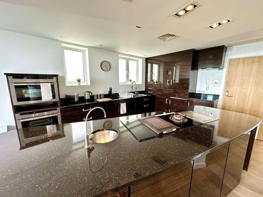 Stunning Panoramic Sea View Beach Location - Sleeps Up To 4 People - Free Parking - The Best Beach! - Great Location - Fast Wifi - Smart Tv - Newly Decorated - Sleeps Up To 4! Close To Bournemouth & Poole Town Centre & Sandbanks Esterno foto