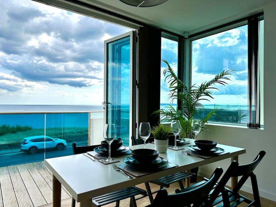 Stunning Panoramic Sea View Beach Location - Sleeps Up To 4 People - Free Parking - The Best Beach! - Great Location - Fast Wifi - Smart Tv - Newly Decorated - Sleeps Up To 4! Close To Bournemouth & Poole Town Centre & Sandbanks Esterno foto
