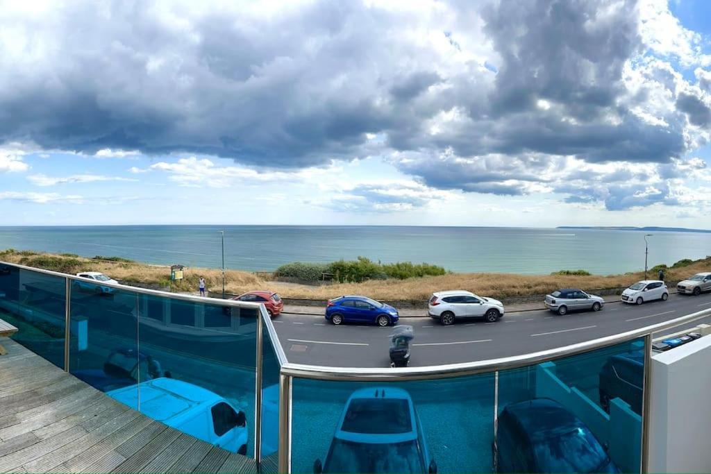 Stunning Panoramic Sea View Beach Location - Sleeps Up To 4 People - Free Parking - The Best Beach! - Great Location - Fast Wifi - Smart Tv - Newly Decorated - Sleeps Up To 4! Close To Bournemouth & Poole Town Centre & Sandbanks Esterno foto